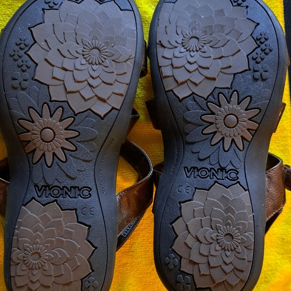 VIONIC like new 3 strap SANDALS great ARCH SUPPORT - Picture 5 of 8